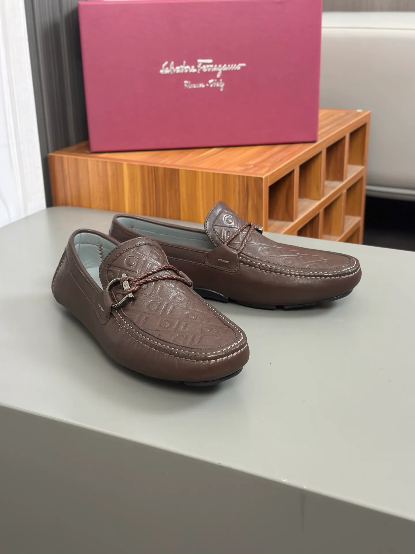 Batch 840, original order quality, new counter model, Ferragamo handmade men's driving shoes, bean shoes, slip-on shoes, lazy shoes, exquisite hand-stitching, workmanship details comparable to counters, original rubber outsole, imported cowhide from Italy, pressed water corrugated water-dyed cowhide lining, 39-44 large quantities in stock (38, 45 custom-made, non-refundable)